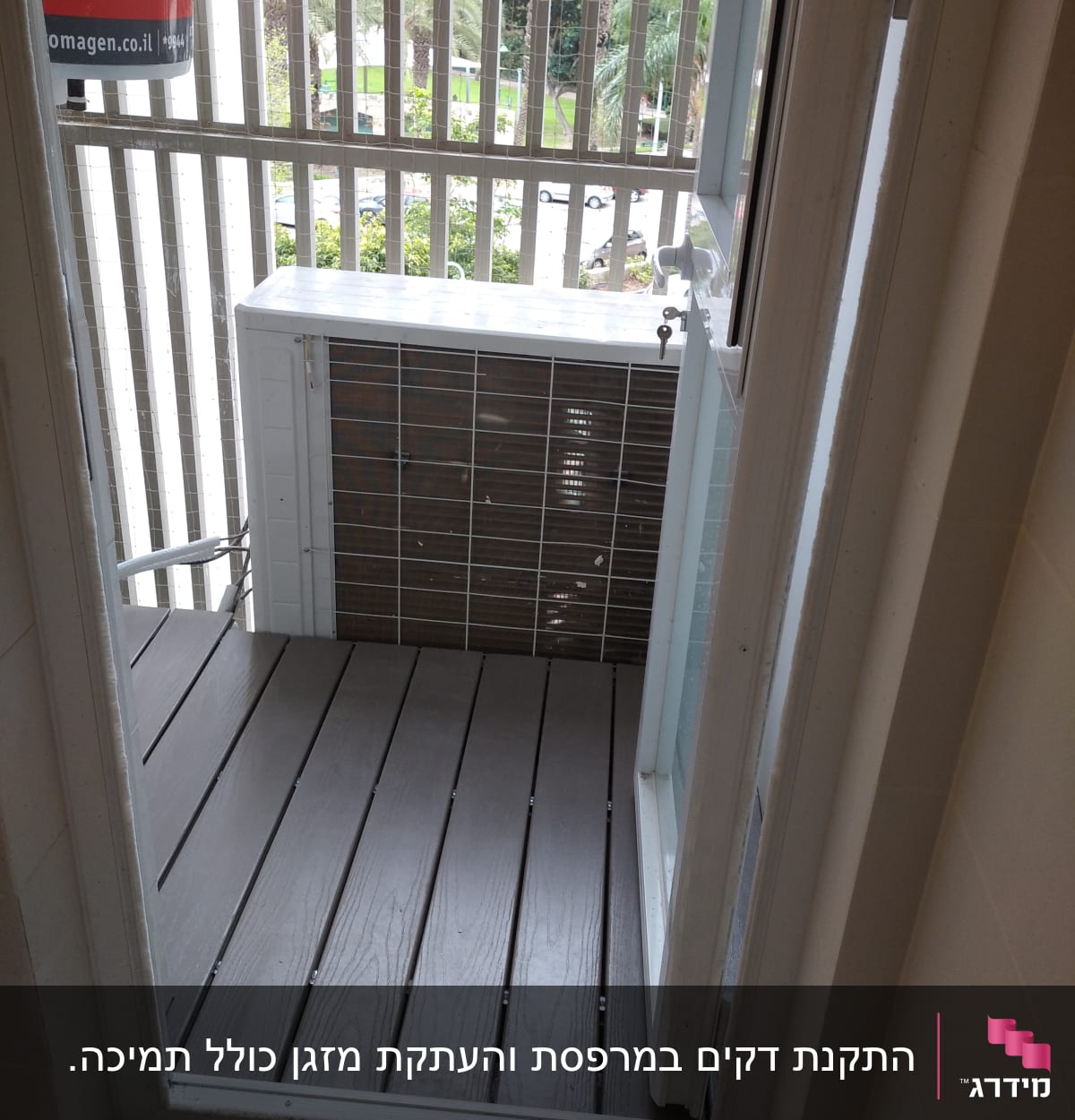 רצפת עץ במרפסת קטנה עם מעקה ברזל